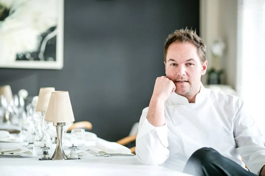 Privéchef Thierry Blauwart aan het werk tijdens een gastronomisch diner aan huis